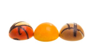 Beyaz arka plan üzerinde izole renkli sır içinde çikolata şeker