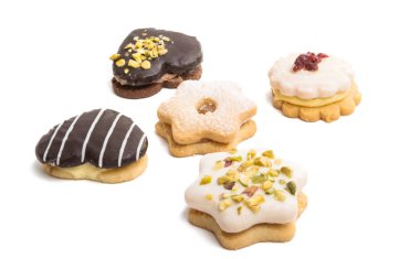 Beyaz arkaplanda izole edilmiş noel kurabiyeleri