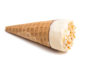 Beyaz arka planda izole edilmiş waffle bardağındaki dondurma.