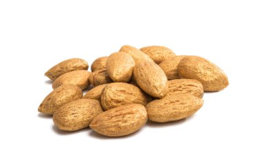 Beyaz arka plan üzerinde izole çikolata fındık