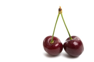 Beyaz arkaplanda kiraz izole