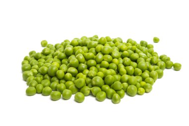 Beyaz arkaplanda yeşil bezelyeler izole