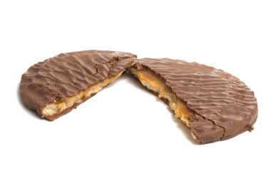 Beyaz arka plan üzerinde izole karamel ile Çikolatalı bisküvi