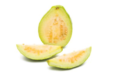Beyaz arka plan üzerinde izole yeşil guava