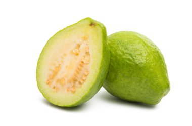 Beyaz arka plan üzerinde izole yeşil guava
