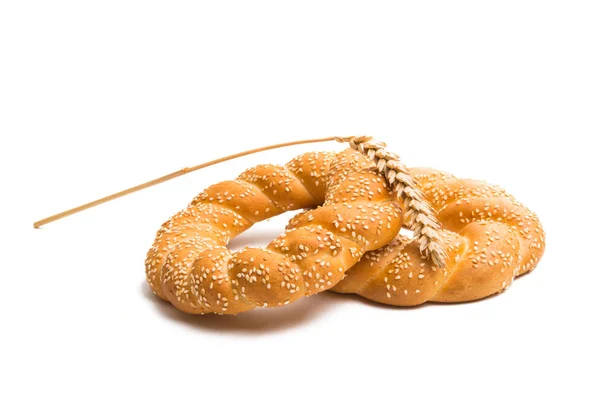 在白背景上分离出芝麻籽的Bagel — 图库照片