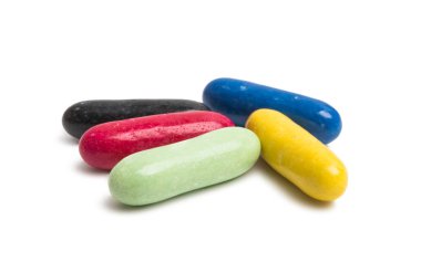 Beyaz arka plan üzerinde izole renkli şeker tatlı