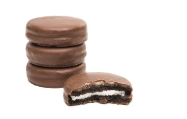 Çikolatalı bisküvili sandviç. Beyaz arka planda izole edilmiş.