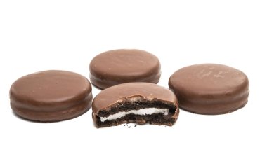 Çikolatalı bisküvili sandviç. Beyaz arka planda izole edilmiş.