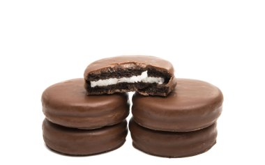 Çikolatalı bisküvili sandviç. Beyaz arka planda izole edilmiş.