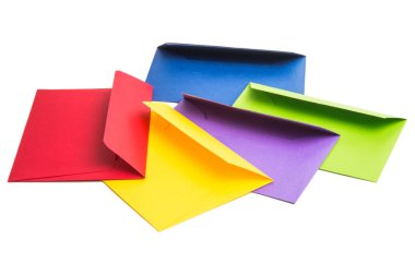 Beyaz arka plan üzerinde izole zarflar renkli kağıt