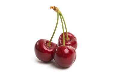 beyaz arkaplanda izole kirazlar