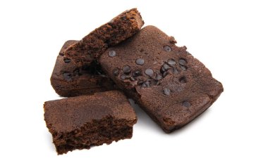 Çikolatalı kek üzerine beyaz izole.