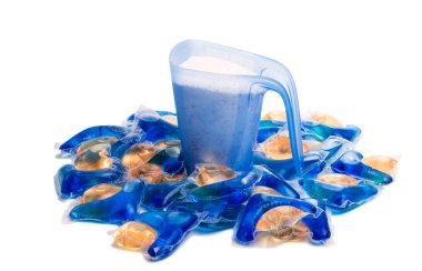 Beyaz arka plan üzerinde izole yıkama kapsül