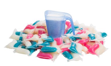 Beyaz arka plan üzerinde izole yıkama kapsül