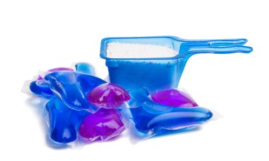 Beyaz arka plan üzerinde izole yıkama kapsül