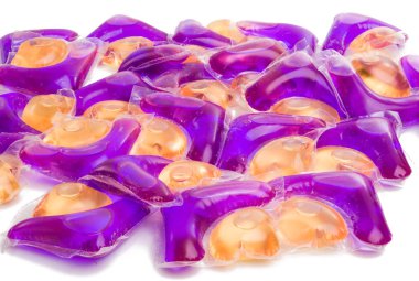 Beyaz arka plan üzerinde izole yıkama kapsül