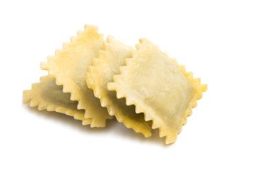 Ravioli beyaz arkaplanda izole edildi