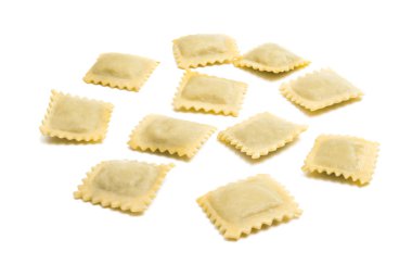 Ravioli beyaz arkaplanda izole edildi