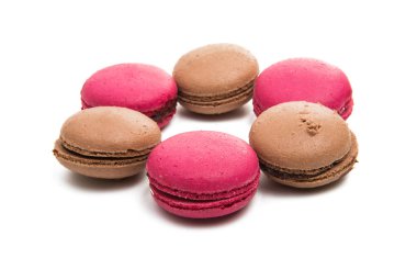 beyaz arkaplanda izole edilmiş badem kurabiyeleri