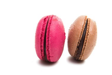 beyaz arkaplanda izole edilmiş badem kurabiyeleri