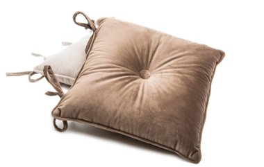 beyaz bir arka plan üzerinde izole bir sandalyede yastıklar