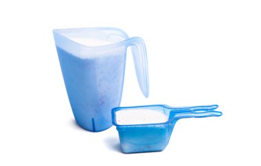 Beyaz arkaplanda izole edilmiş çamaşır tozu