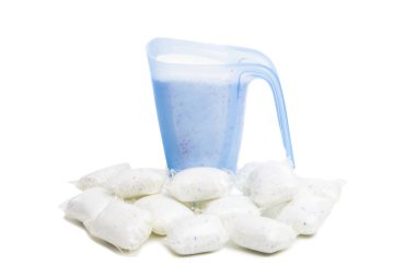 Beyaz arkaplanda izole edilmiş çamaşır tozu