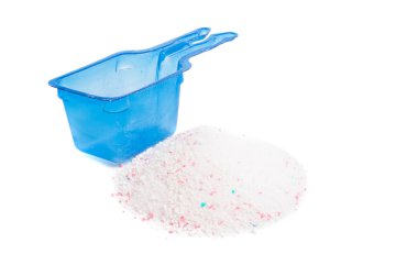 Beyaz arkaplanda izole edilmiş çamaşır tozu