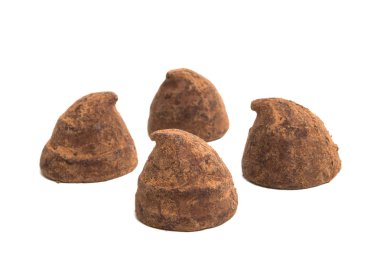 Beyaz arkaplanda izole edilmiş çikolatalı trüf