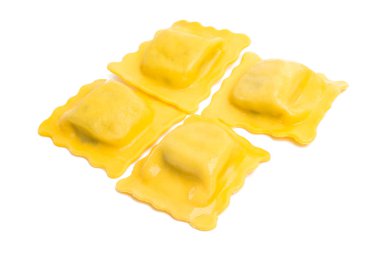 İtalyan mantısı beyaz arka planda izole edilmiş.