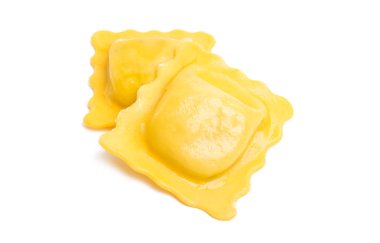 İtalyan mantısı beyaz arka planda izole edilmiş.