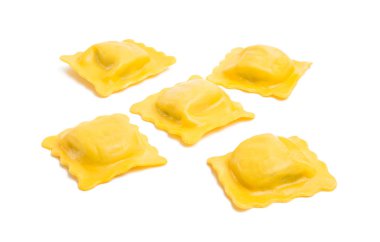 İtalyan mantısı beyaz arka planda izole edilmiş.