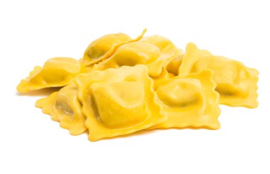 İtalyan mantısı beyaz arka planda izole edilmiş.