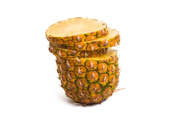 Ananas Gesneden Geïsoleerd Witte Achtergrond — Stockfoto