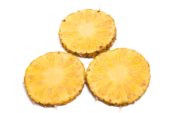 Ananas Gesneden Geïsoleerd Witte Achtergrond — Stockfoto