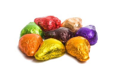 Beyaz arka plan üzerinde izole farklı alkolle çikolata şekerleme