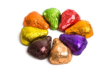 Beyaz arka plan üzerinde izole farklı alkolle çikolata şekerleme