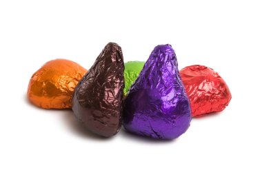 Beyaz arka plan üzerinde izole farklı alkolle çikolata şekerleme