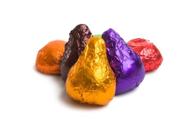 Beyaz arka plan üzerinde izole farklı alkolle çikolata şekerleme