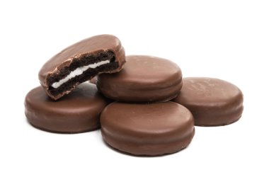 Çikolatalı bisküvili sandviç. Beyaz arka planda izole edilmiş.