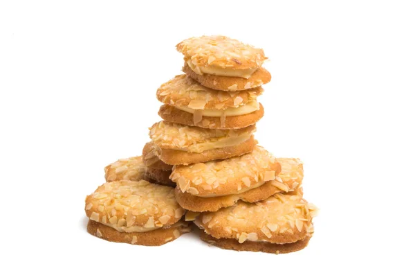 白い背景に分離したクリームとナッツ クッキー — ストック写真