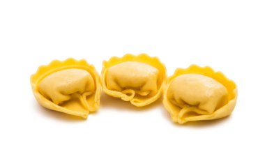 Ravioli beyaz arkaplanda izole edildi