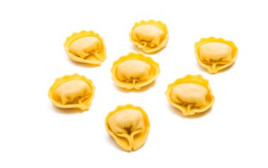 Ravioli beyaz arkaplanda izole edildi