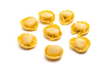 Ravioli beyaz arkaplanda izole edildi