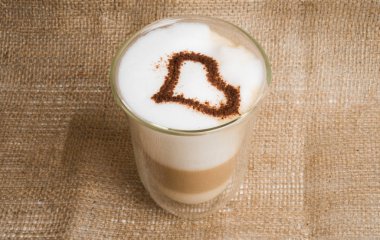 kapuçino çuval bezi üzerinde ile kase