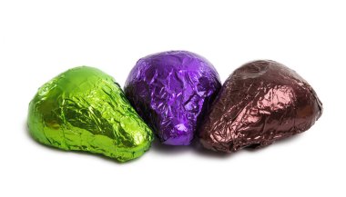 Beyaz arka plan üzerinde izole farklı alkolle çikolata şekerleme