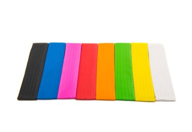 Beyaz arka plan üzerinde izole renkli kil kil