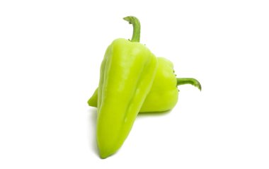 Beyaz arkaplanda yeşil biber izole edildi