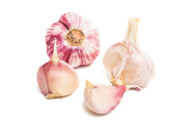 Beyaz arkaplanda sarımsak izole edilmiş.